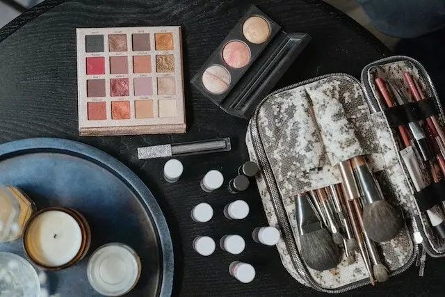 Immersive sensory experience in cosmetic fragrances